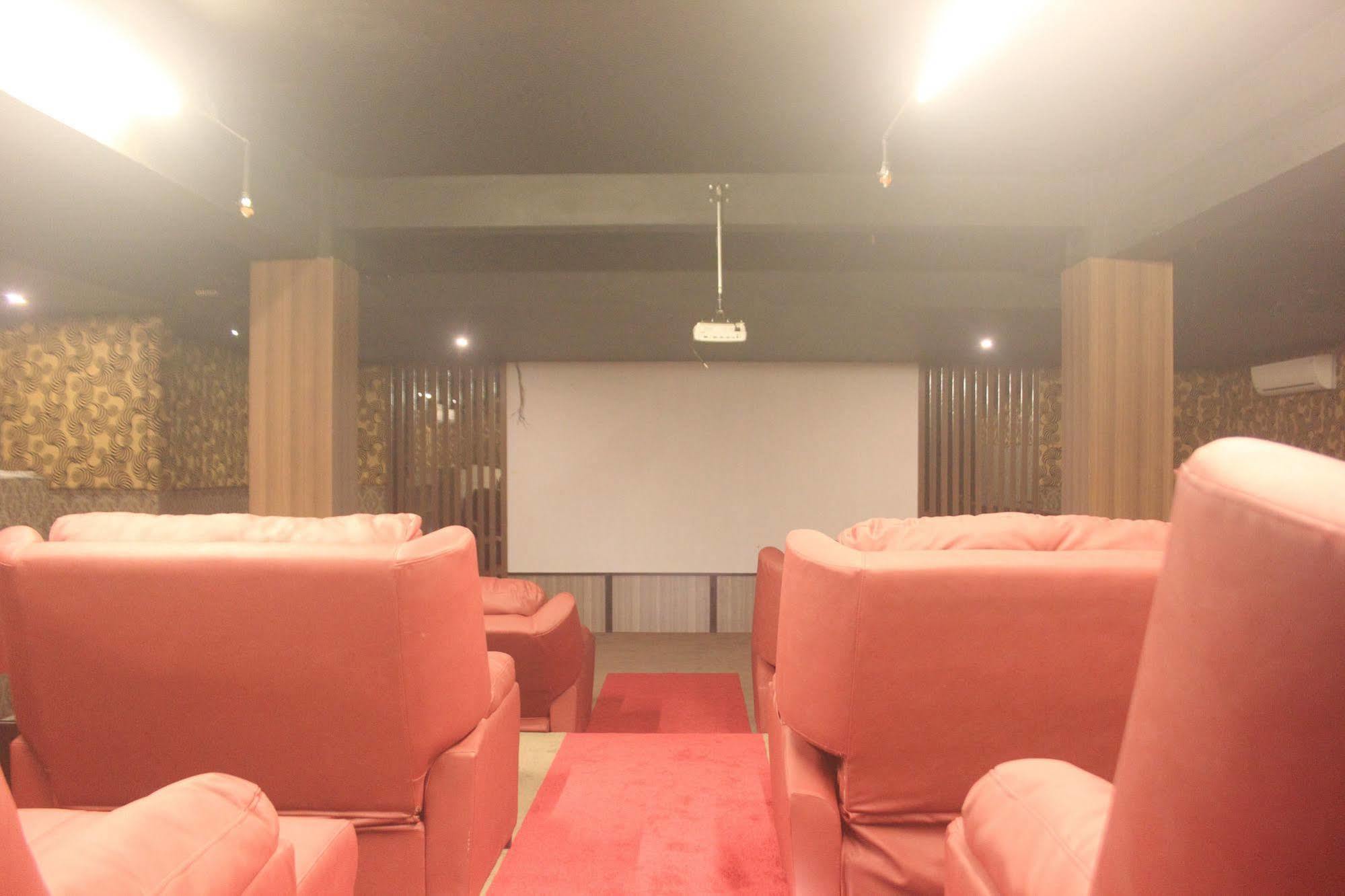 L娱乐酒店 Batam 外观 照片